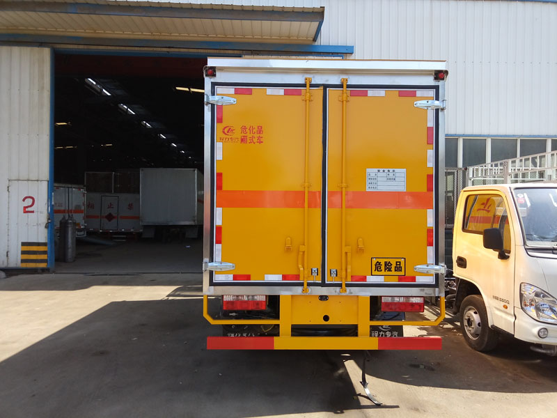 多利卡4.1米(3.4噸)雜項危險品廂式車