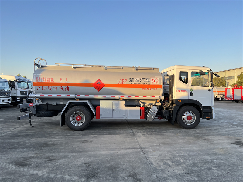 東風D9油罐車12.7方